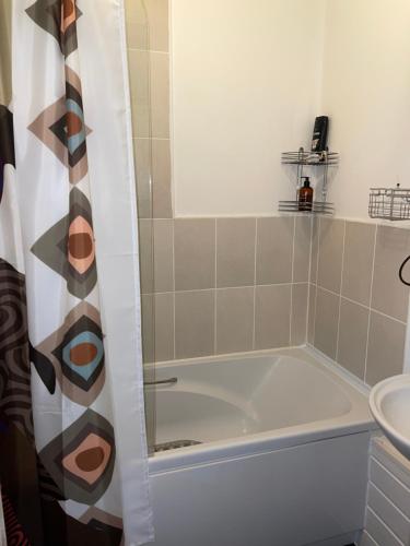 GoodmayesCrescent Apartment - Modern 1 Bedroom First Floor的带浴缸和盥洗盆的浴室
