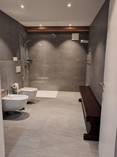 苏西Hotel Restaurant Croix Blanche的带浴缸、盥洗盆和卫生间的浴室