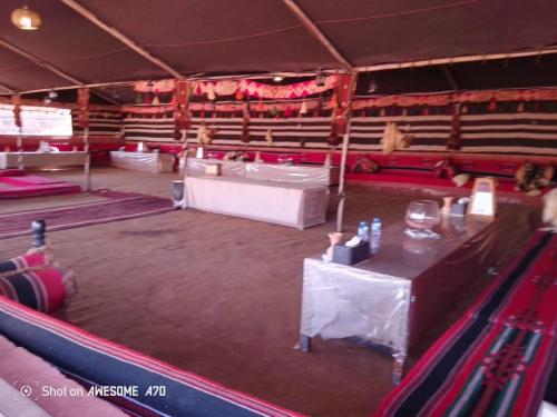 瓦迪拉姆Milky Way Bedouin Camp的戏剧中带白桌的舞台