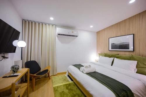 曼谷2 Bed 2 Bath / Luxury / 1 min walk to BTS Asok的酒店客房设有一张大床、一张书桌和一台电脑。