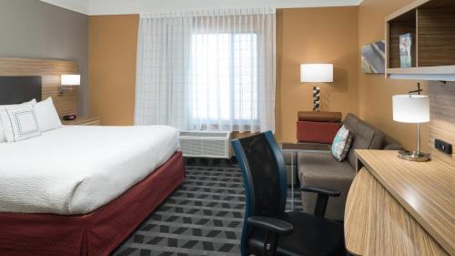 巴拿马城TownePlace Suites by Marriott Panama City的配有一张床和一张书桌的酒店客房