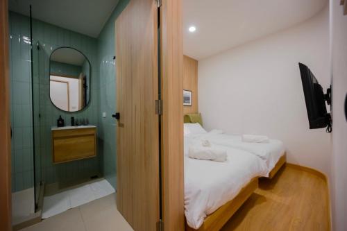 曼谷2 Bed 2 Bath / Luxury / 1 min walk to BTS Asok的配有床、淋浴和盥洗盆的浴室