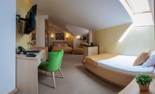 贝尔格莱德欧格尼酒店的酒店客房设有床和水槽