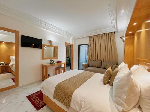 拉巴特Majliss Hotel Downtown的酒店客房,配有床和电视