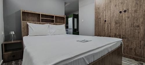 Karaköprü KöyüYOUR HOUSE Apart Otel的一间卧室配有一张大床和木制床头板