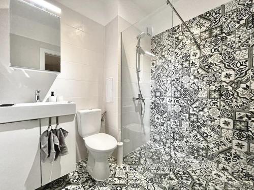 索非亚Modern Sunny & Airy APT in Business Area & Airport Parking spot的浴室配有卫生间、盥洗盆和淋浴。