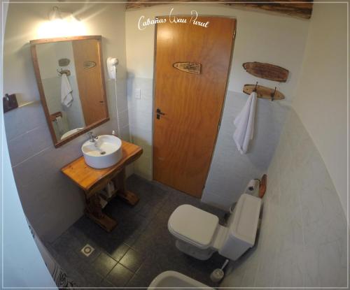 CholilaWau Purul的一间带水槽、卫生间和镜子的浴室