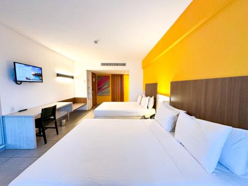 嘎林海斯港Enotel Porto de Galinhas All Inclusive的酒店客房配有两张床和一张书桌