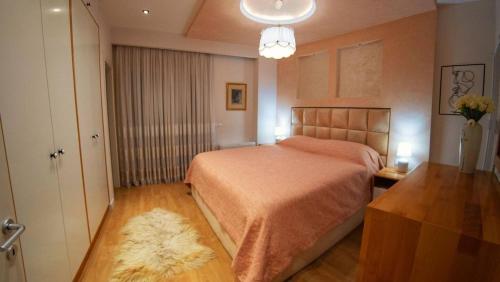 地拉那Central Luxe Apartment的卧室配有床、桌子和门