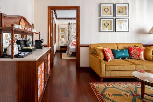 列城格兰德龙拉达克酒店的客厅配有沙发和桌子