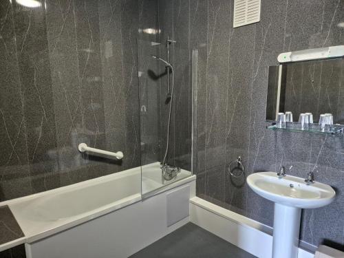托基特里卡恩酒店的带淋浴和盥洗盆的浴室