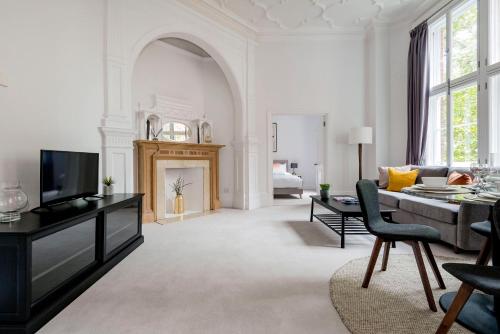 伦敦3 Sloane Gardens的带沙发和壁炉的客厅