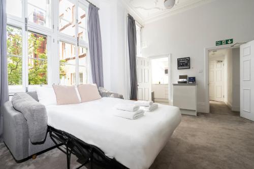 伦敦3 Sloane Gardens的客厅配有大床和沙发