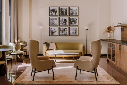 伦敦Sonder The Gilbert的客厅配有两把椅子和一张沙发