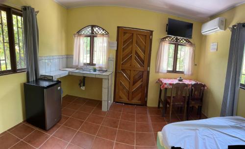 希门尼斯港Orange Cabina的一间设有床、桌子和门的房间