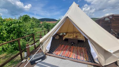 VezenkovoCalla Retreat的帐篷配有床和地毯
