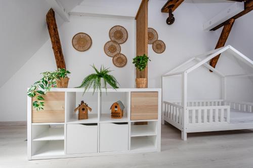 凯泽贝尔Le Grenier du Photographe的白色的幼儿园,配有婴儿床和白色的橱柜