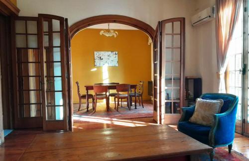 蒙得维的亚Apartamento de estilo en edificio patrimonial的客厅配有桌子和蓝椅