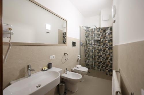 利帕里Hotel Villa Cute - HVC的一间带水槽、卫生间和镜子的浴室