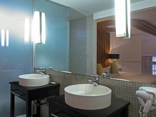 布宜诺斯艾利斯HTL9七月寓所酒店的一间带两个盥洗盆和大镜子的浴室