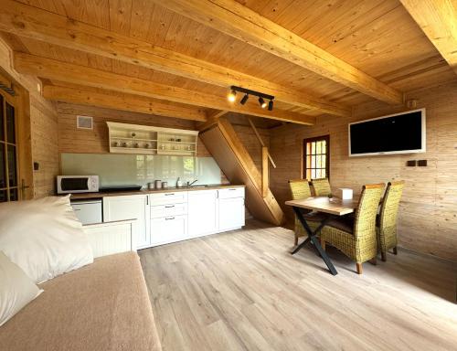 JevíčkoChata RESTART的一间卧室配有一张床铺和一张桌子,还设有一间厨房