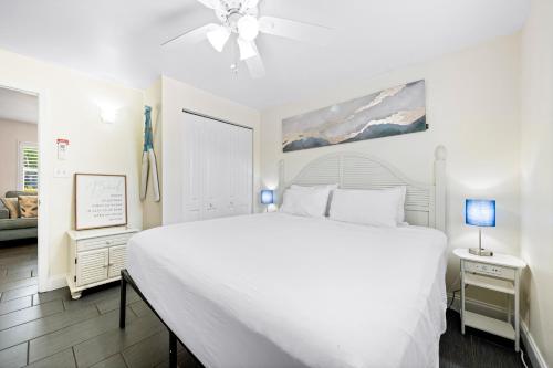 西耶斯塔岛Gulf Holiday的白色卧室设有一张大床和一张沙发