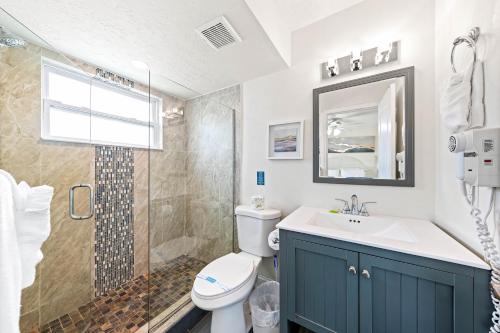 西耶斯塔岛Gulf Holiday的浴室配有卫生间、盥洗盆和淋浴。
