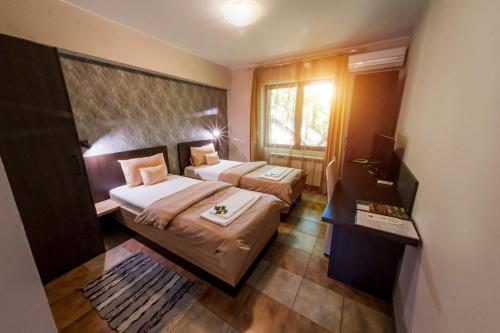巴奇卡托波拉Villa Gurman 024的一间卧室设有两张床和窗户。