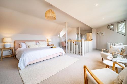 布莱克尼White Horses - Sleeps 2 by Big Skies Cottages的一间卧室设有一张床和一间客厅。
