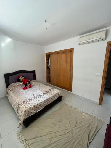 北哈马默特Agorami的卧室里设有一张床,上面有一只动物