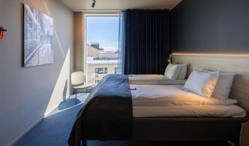 赫尔辛基Citybox Helsinki的酒店客房设有两张床和窗户。
