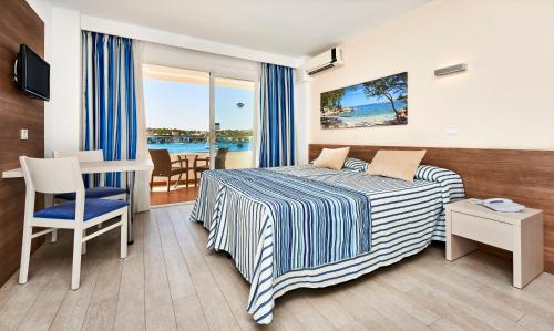 圣蓬萨维德马尔世界公寓的酒店客房带一张床、一张桌子和椅子