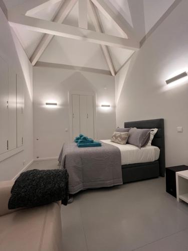 波尔图JM Alojamento local no Porto的一间白色客房内带两张床的卧室