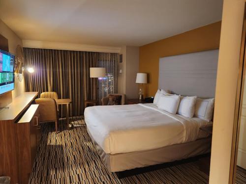拉斯维加斯Hilton Grand Vacation Club The Boulevard的酒店客房设有一张大床和一台电视。