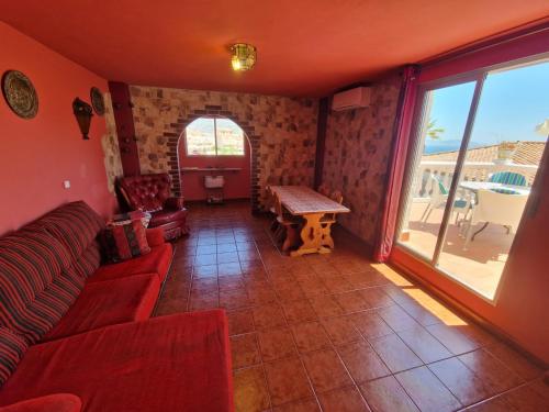 阿尔姆尼卡las flores的客厅配有红色的沙发和桌子