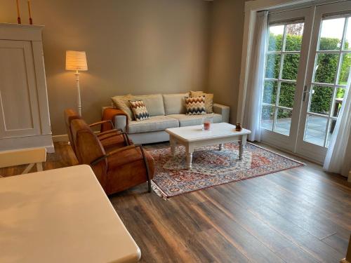 VelddrielVan Doremaele Luxury Guesthouse的带沙发和咖啡桌的客厅