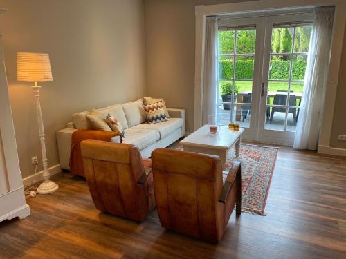 VelddrielVan Doremaele Luxury Guesthouse的客厅配有沙发和桌子