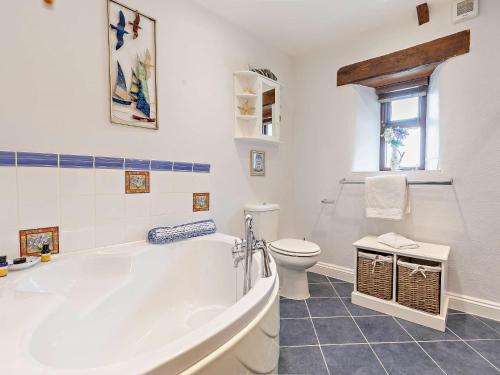 Pancrasweek2 Bed in Bude 53601的白色的浴室设有浴缸和卫生间。