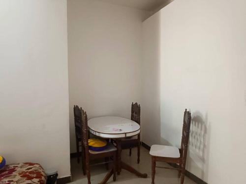 瓦拉纳西Champaran Home Deluxe的一间带桌椅的用餐室