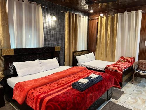 奈尼塔尔Gayatri Niwas - Luxury Private room with Ensuit Bathroom - Lake View and Mountain View的酒店客房,配有两张床和椅子