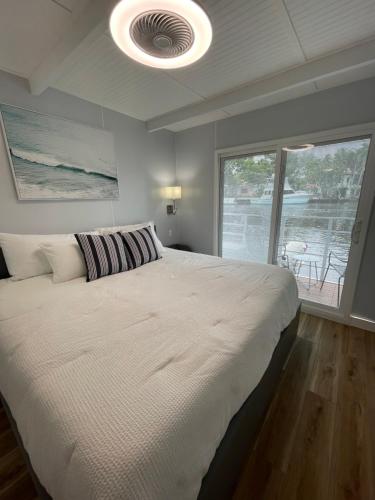 劳德代尔堡Unique Houseboat Modern and New的一间卧室设有一张大床和一个大窗户