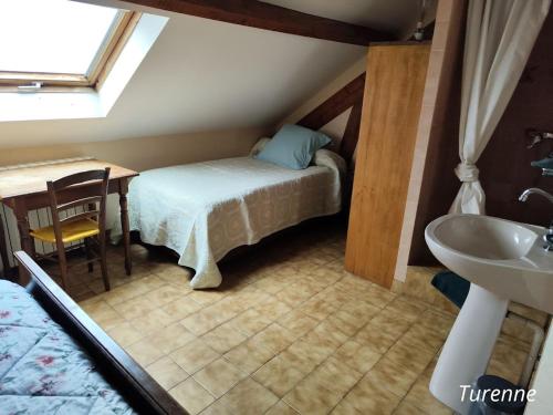 Noailles莱塔普德拉费尔梅住宿加早餐旅馆的一间带床和水槽的小卧室