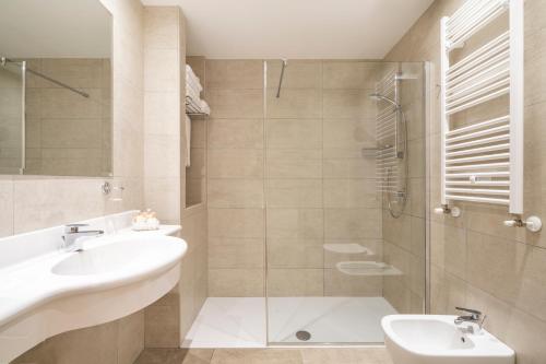 加尔尼亚诺Residence Dany appartamenti con cucina vista lago piscina e parcheggio的一间带水槽和淋浴的浴室