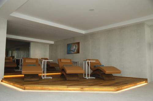 巴格达Babylon Rotana Hotel的一间设有棕色椅子和桌子的等候室