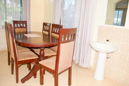 班布里Kerith Springs Family Holiday home Bamburi Msa的餐桌、椅子和水槽