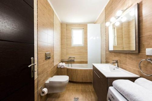 阿德里安诺斯坎波斯Villa Emily Rethymno的浴室配有卫生间、盥洗盆和浴缸。