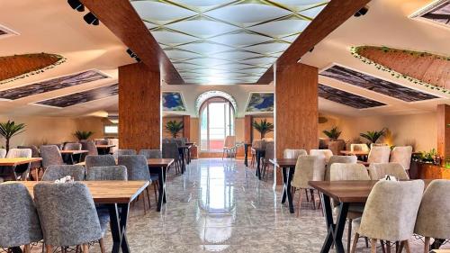 伊斯坦布尔El Emin İstanbul Hotel的用餐室配有桌椅