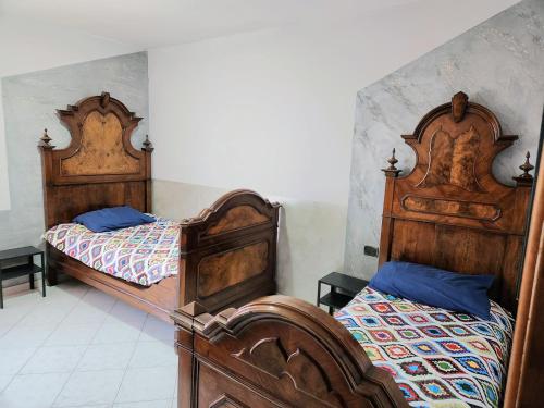 萨莱马拉西诺Kidonia - Iseo Lake Apartmens的配有两张床的房间的两张床