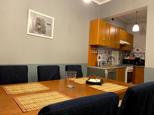 克拉科夫Edem room的餐桌、椅子和厨房