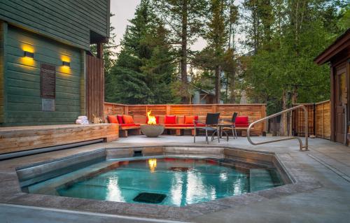 班夫巴弗洛山旅馆酒店的一个带火坑的庭院中的游泳池